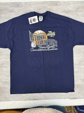 UConn Huskies 2004 Women's NCAA National Champions Vintage T-Shirt -  2X and Har